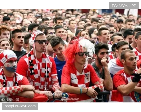 克罗地亚球迷以热情助威彰显团结激情，凝聚强大团队力量