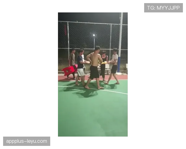 蔡赟一吃宵夜，就是外面那种大排档坐一天，和球场上判若两人啊！